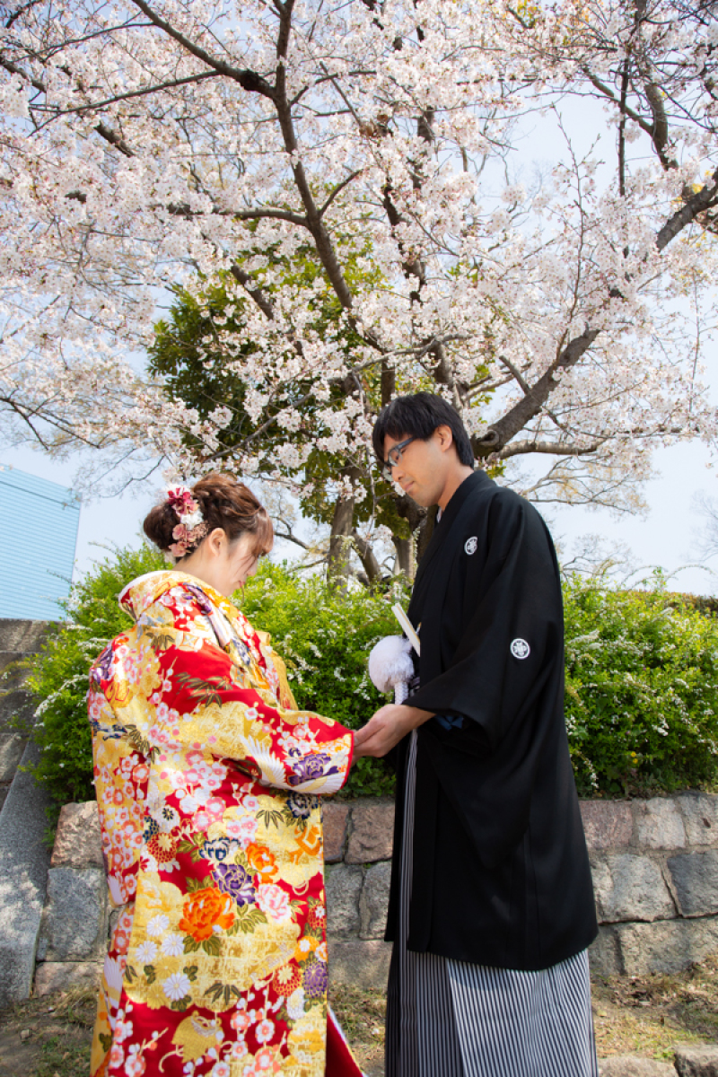 向き合って手を繋ぎます