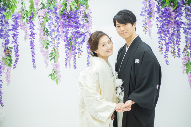 真白な背景に藤の花