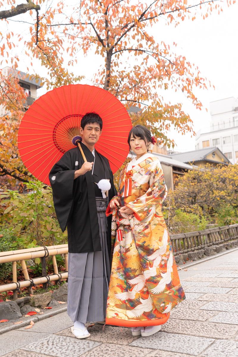 赤の番傘を持ち