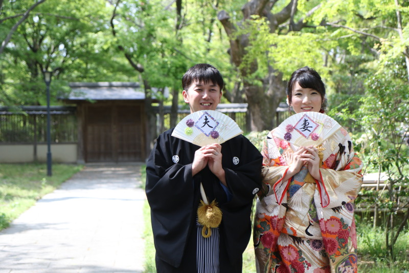 夫婦の文字を持ってにっこり♪