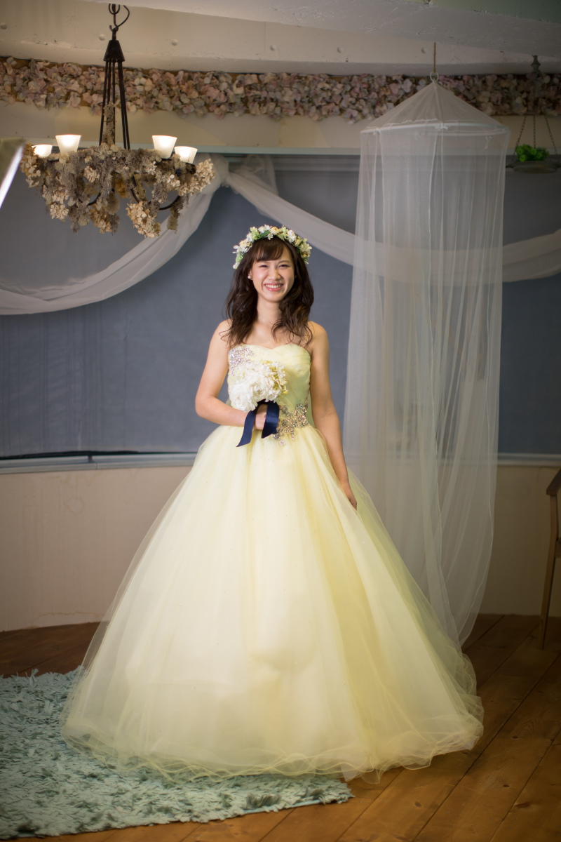 レモンイエローのカラードレスにチェンジ！