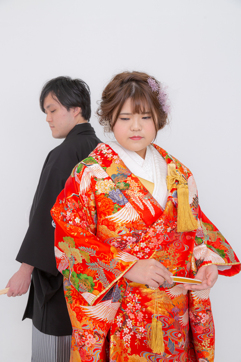 背中合わせに。