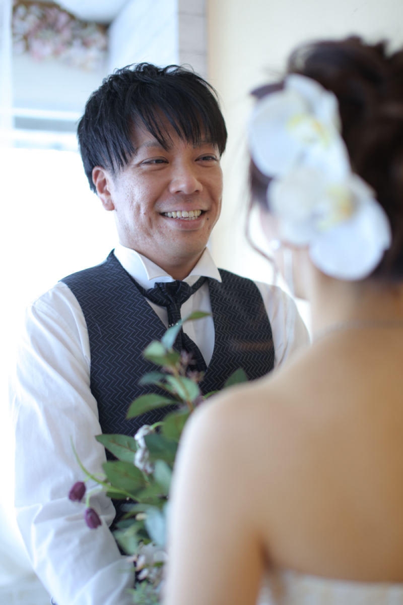 見つめるご新郎様
