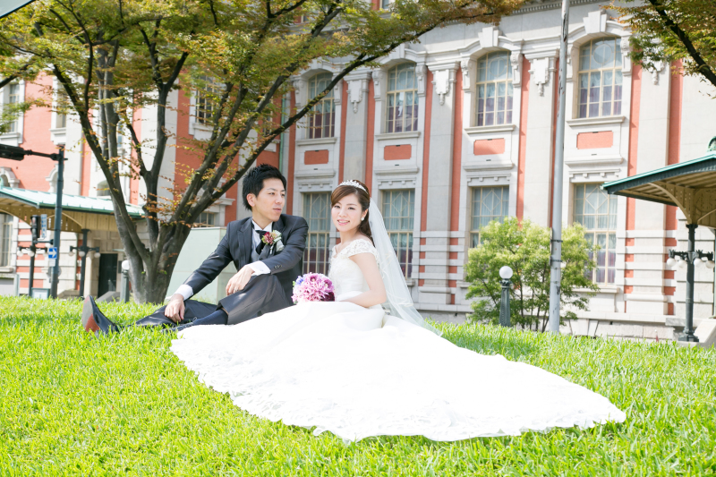 芝生にすわって