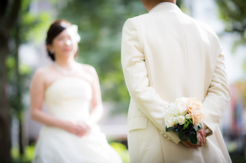 後ろに隠しているのは