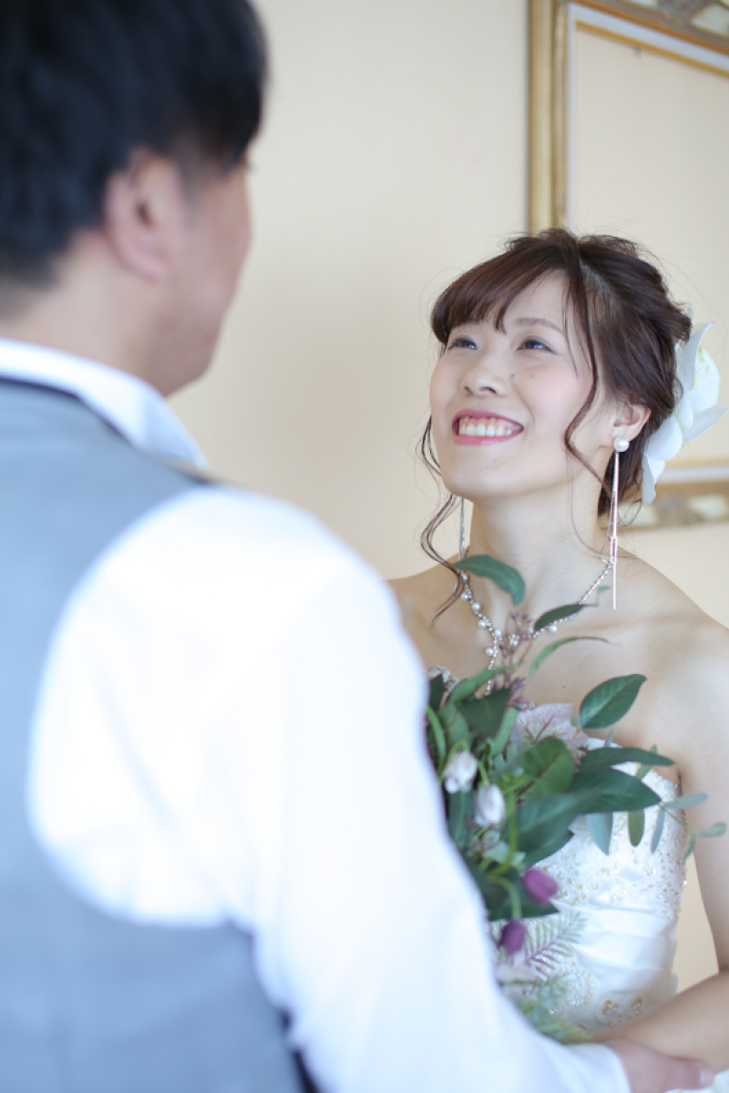 見つめるご新婦様