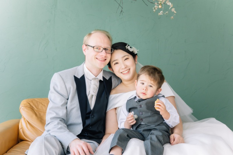 スタジオでファミリーフォトウェディング