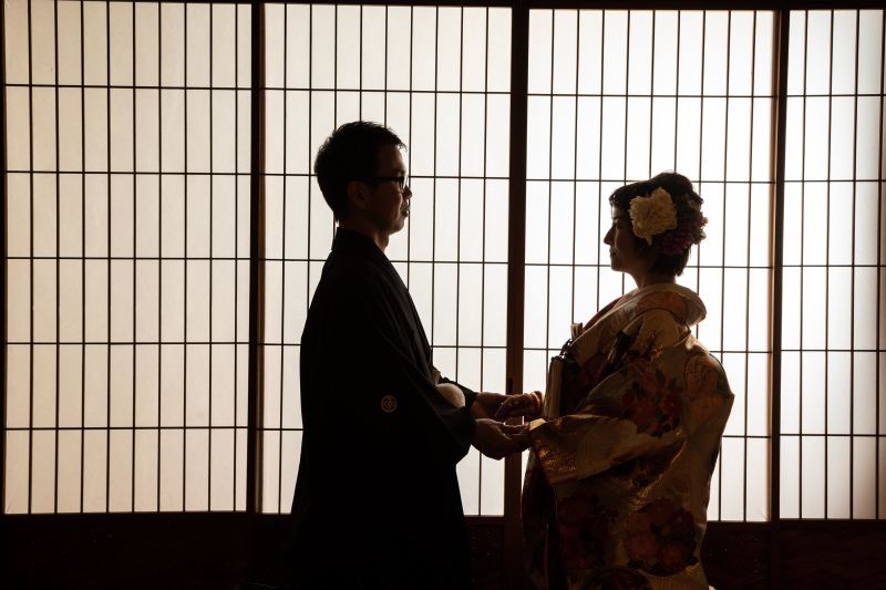 障子を背景に
