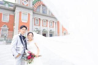 洋装でロケーション撮影