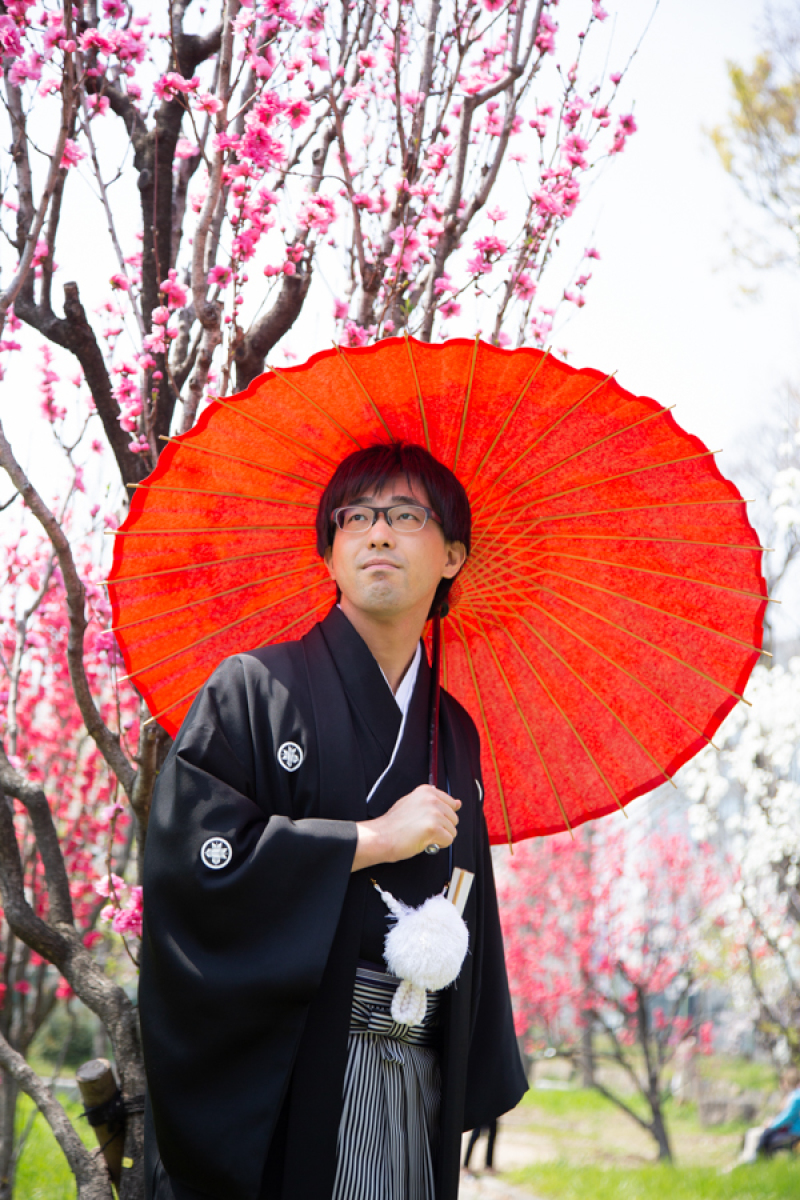 新郎様は梅の花をバックに