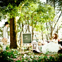 森の中で二人が出会った瞬間をイメージ。ピクニック&times;ウエディングというテーマで撮影しました。ソファを持ち込んで紅茶を片手に（ホントはシャンパンが良かった・・）撮影。