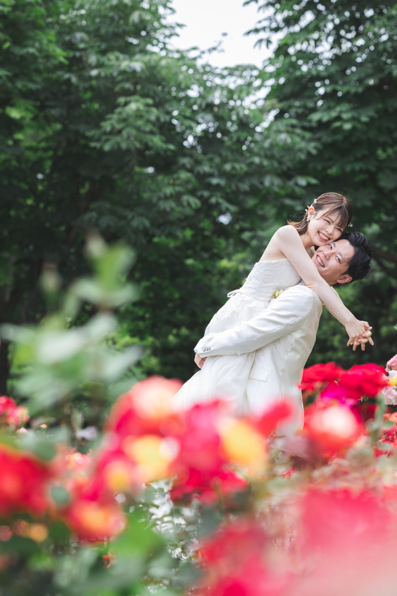 彼女を余裕で持ち上げた彼とぴったり寄り添う彼女。2人だからこそ残せた1枚になりました!