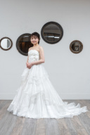 ウエディングドレス： E-３