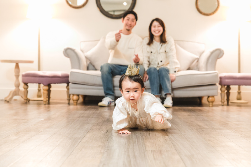 カメラに向かってハイハイ♪