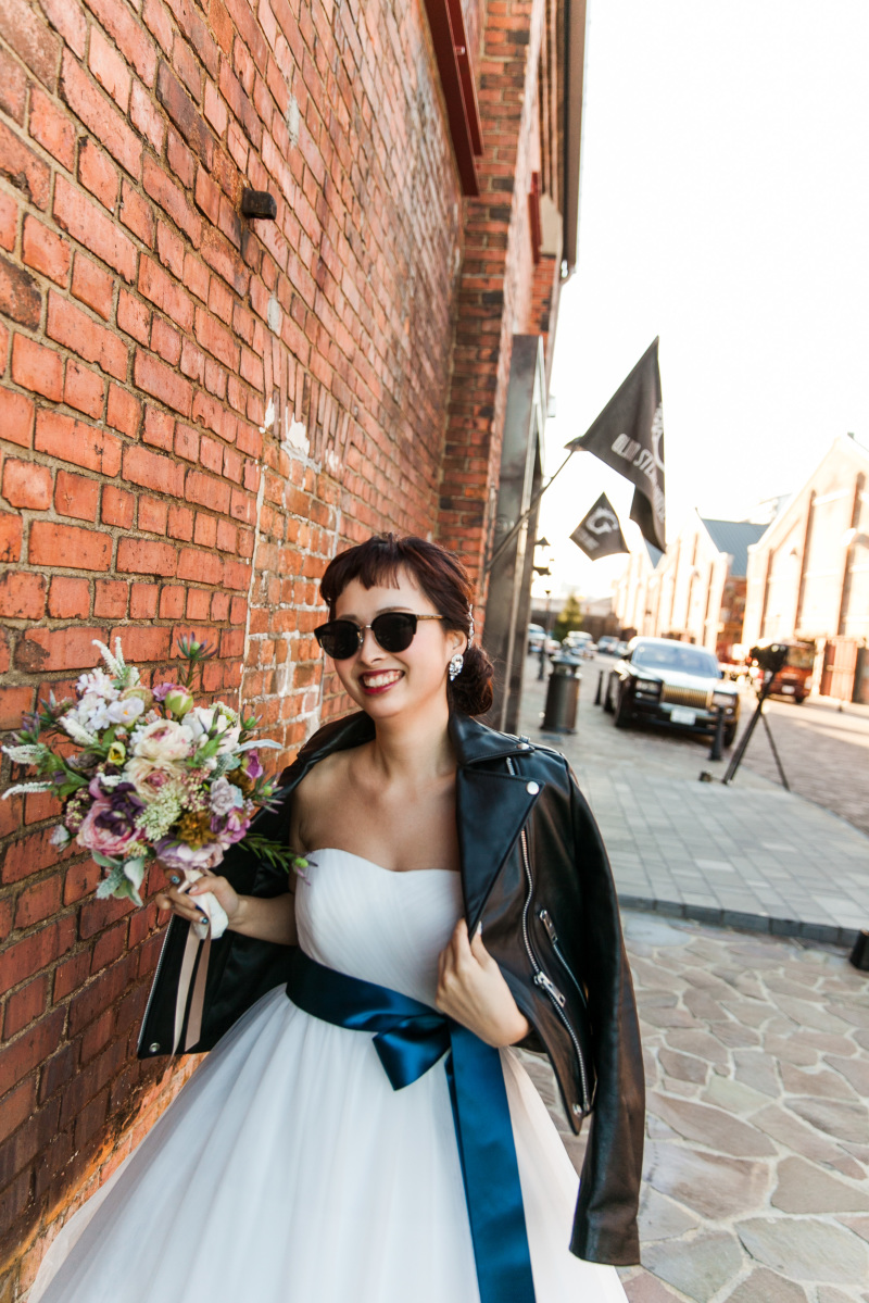 とってもオシャレな新婦様☆革ジャンをきてポーズ!