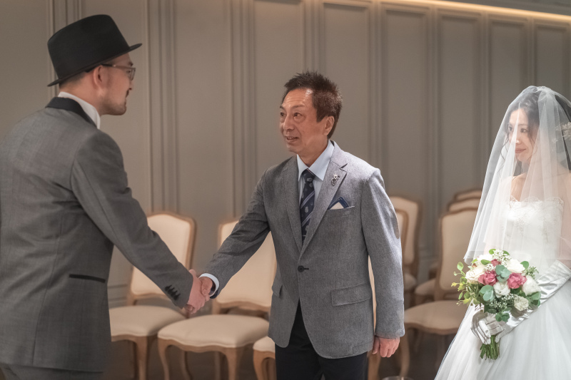 お父様と硬い握手