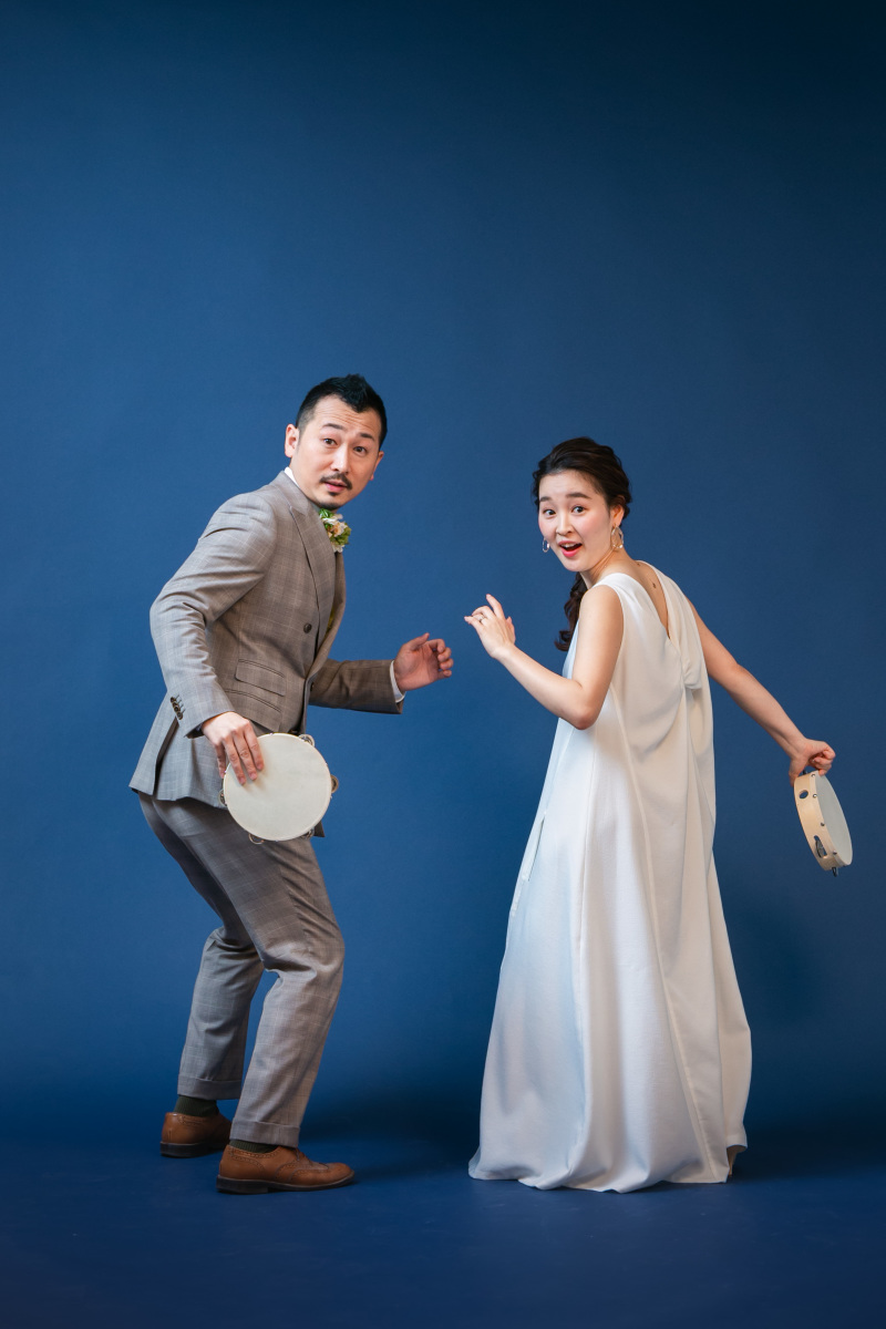 タンバリンを持って