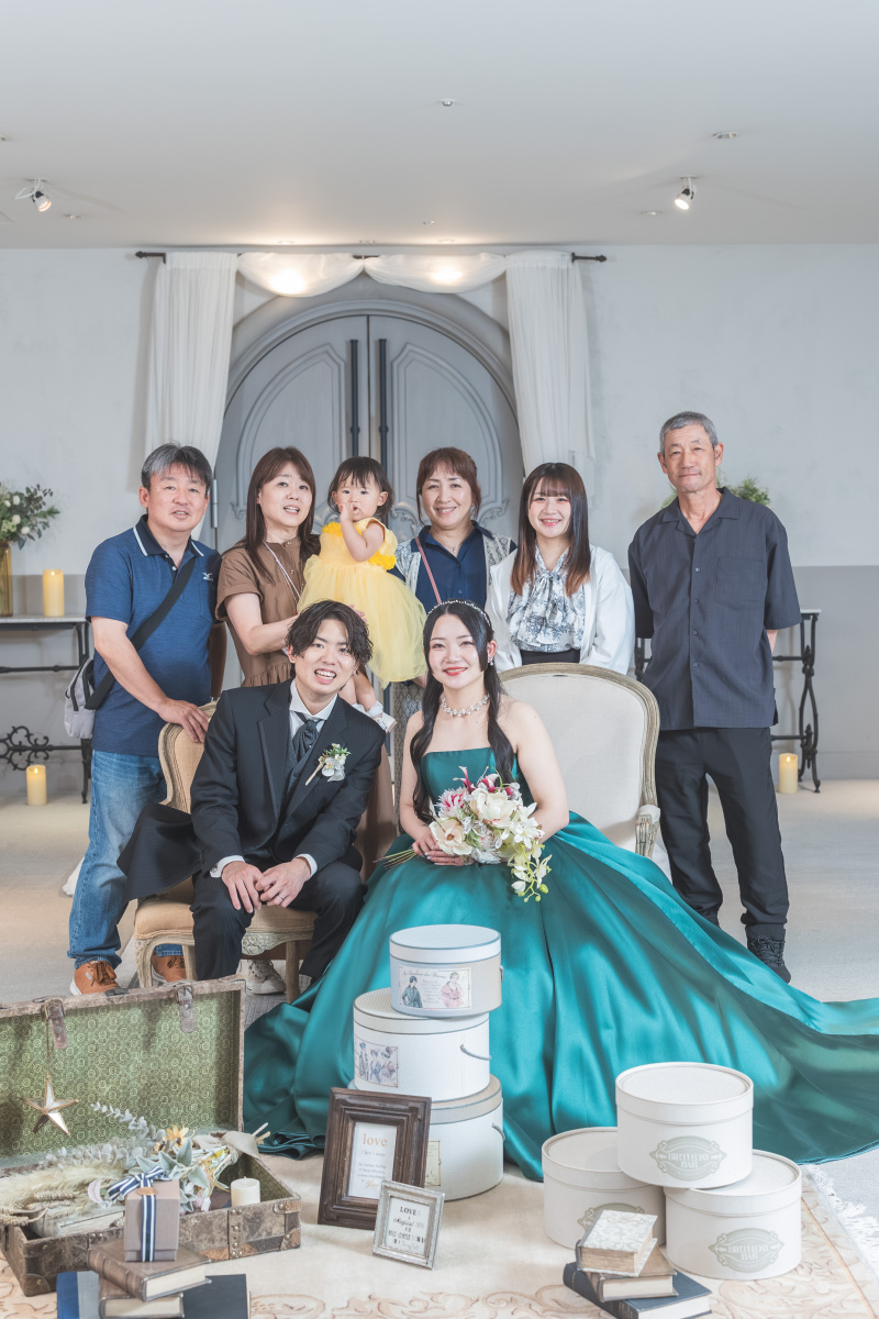 結びにカラードレスで集合写真✦