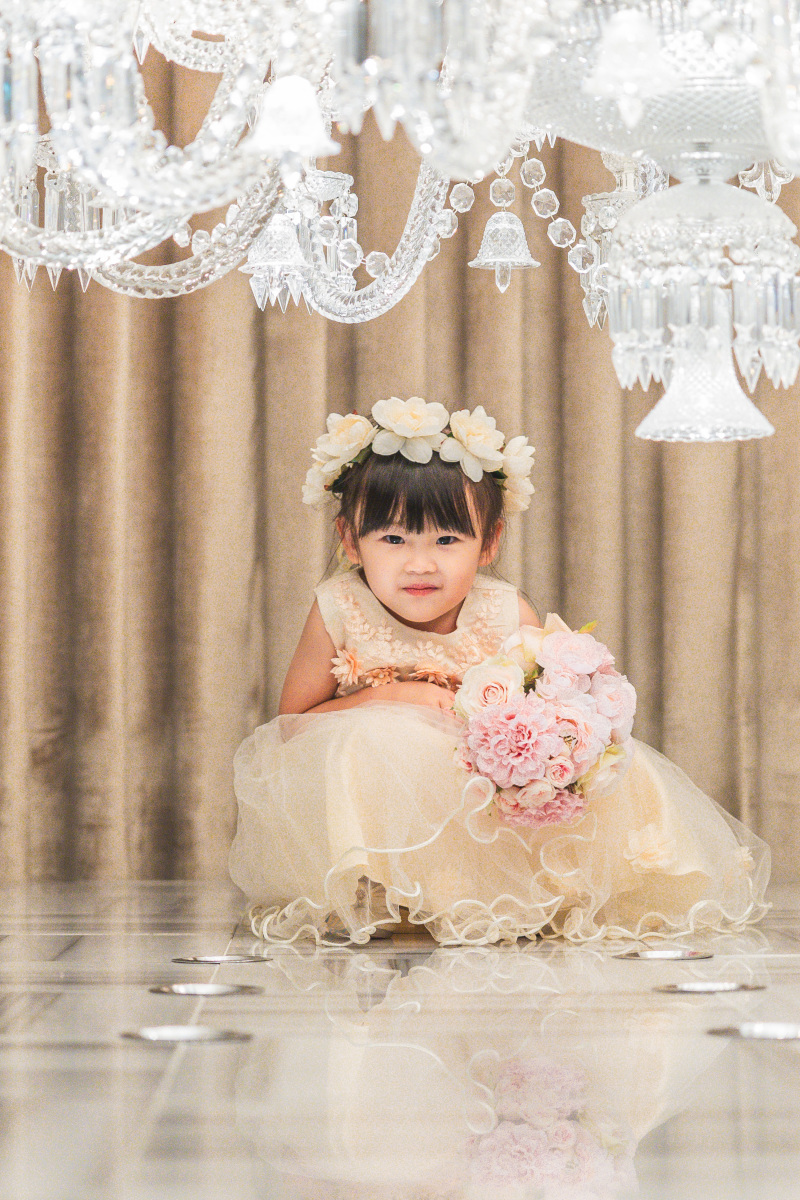 シャンデリアの下から