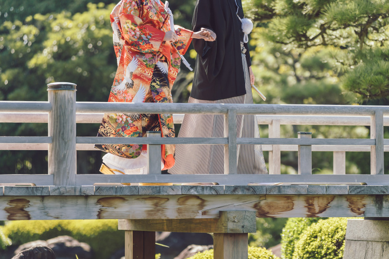 新郎様に手を引かれて