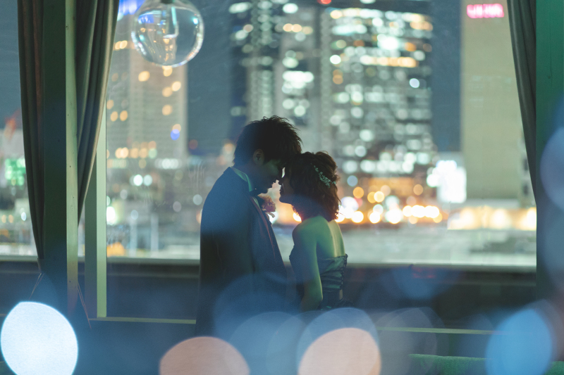 夜景をバックに