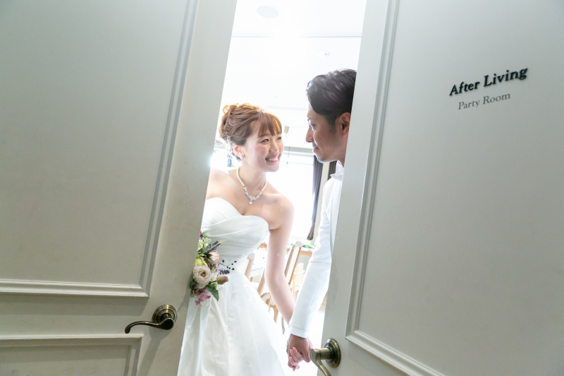 自然光が溢れるパーティ会場で