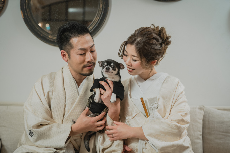 おふたりでわんちゃんを見つめて