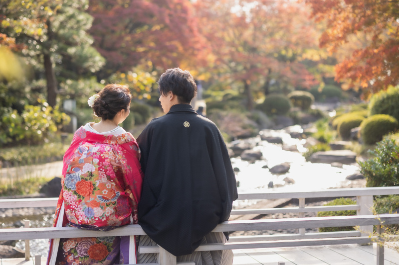 橋の手すりに座るお二人