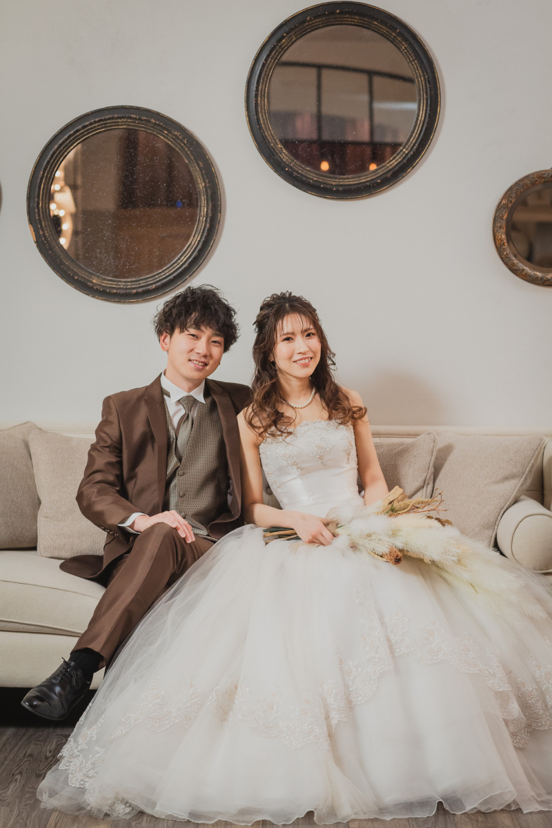 おふたり仲良くソファで寄り添って撮影スタート