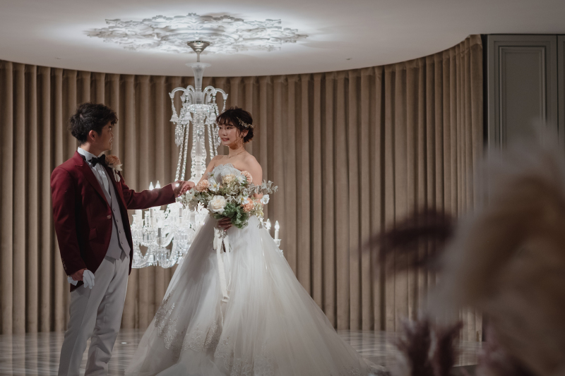 新郎様からエスコートされて...