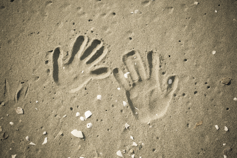 砂浜におふたりの手形♡