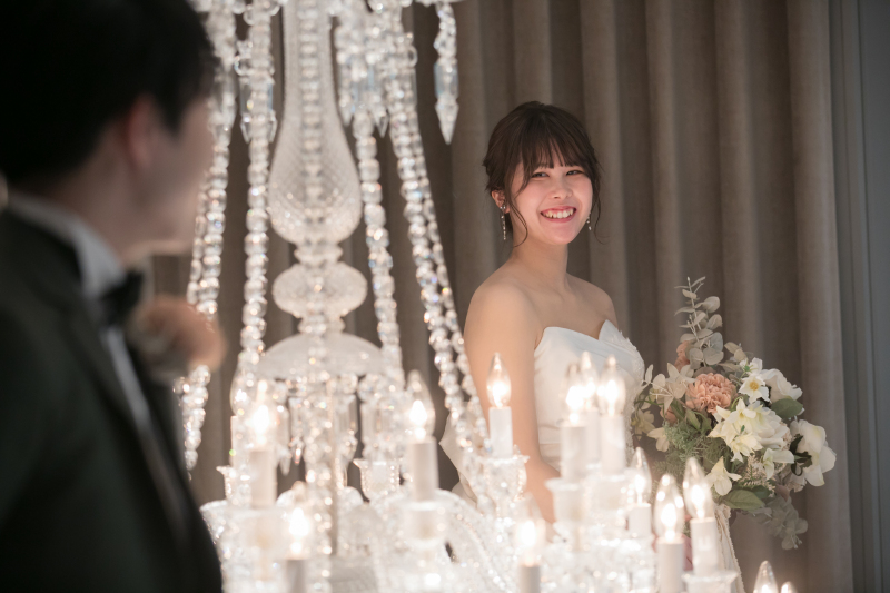 シャンデリア越しに