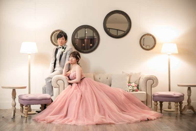 ボリューム感あるドレスを活かしたソファショット