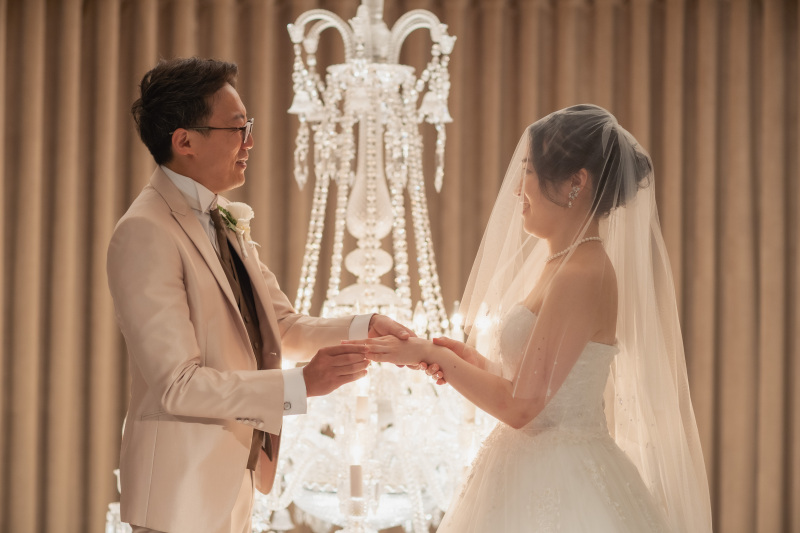 恥ずかしがりながら