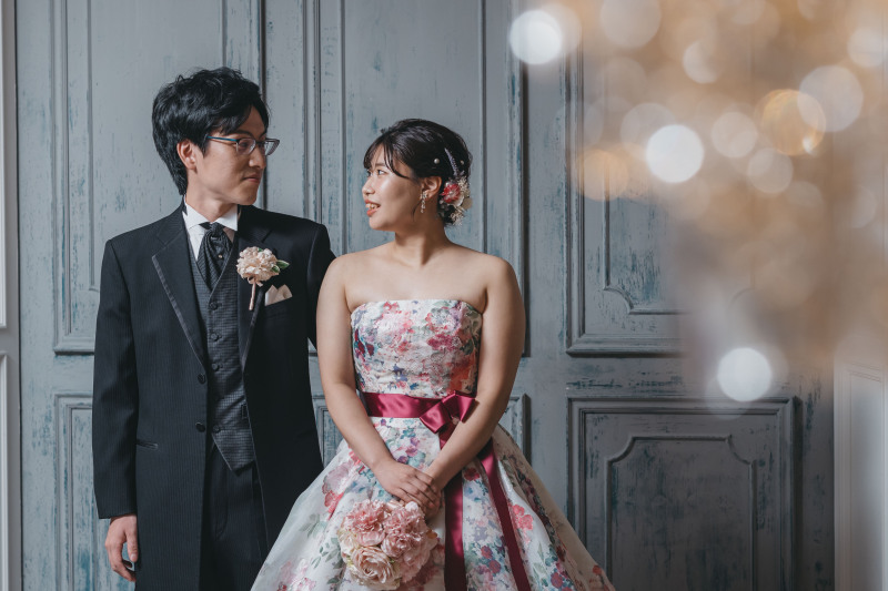 洋風な壁の前で