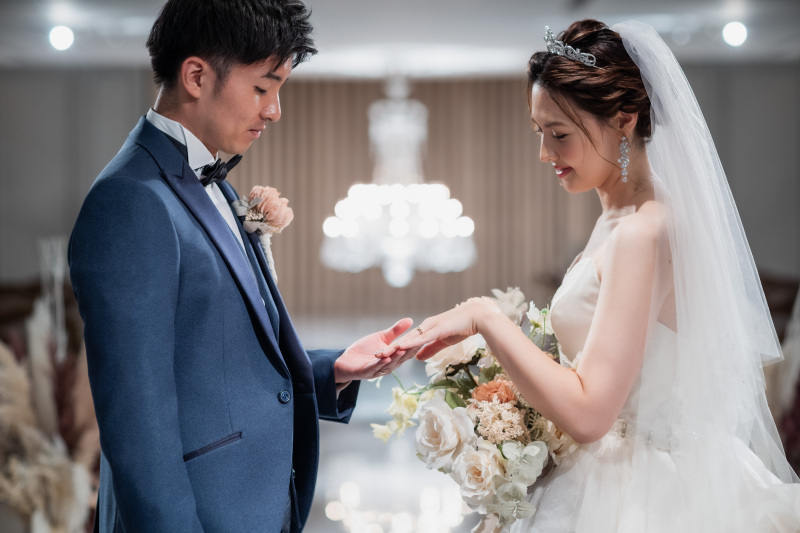 手を取り合って...