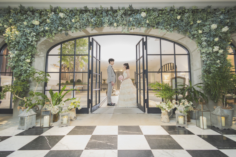 エントランスの緑に囲まれて