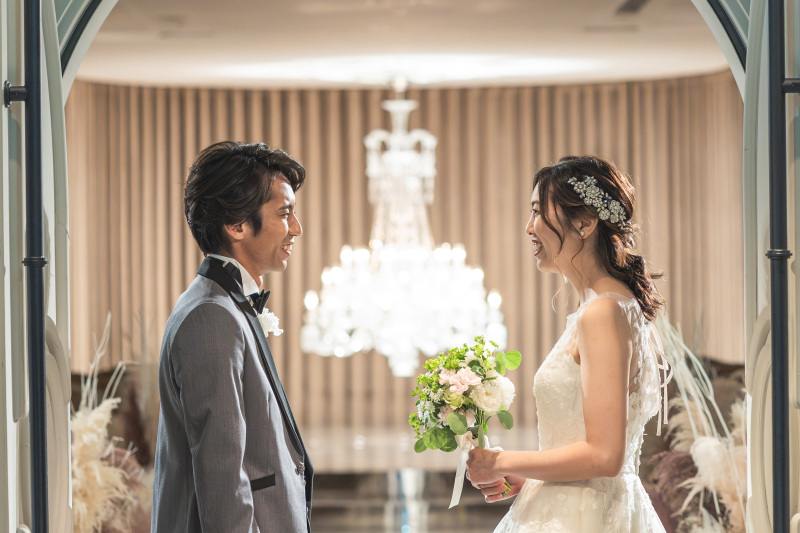 チャペルで見つめ合って