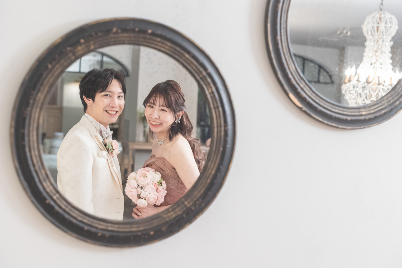 映り込む、おふたりの笑顔