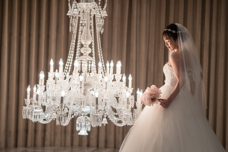 シャンデリアの横で