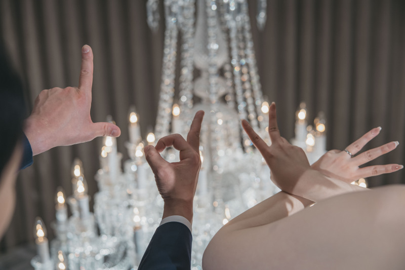 手を使って「LOVE」を表現♡