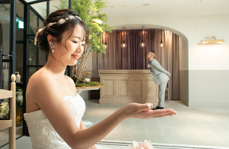 新婦様の手の上に・・・