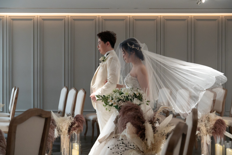 ベールをなびかせて