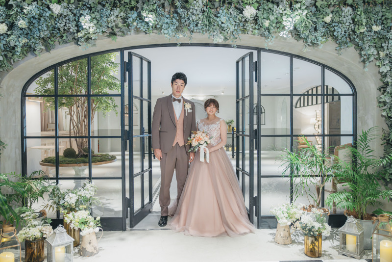 グリーン装飾が華やぐエントランスにて