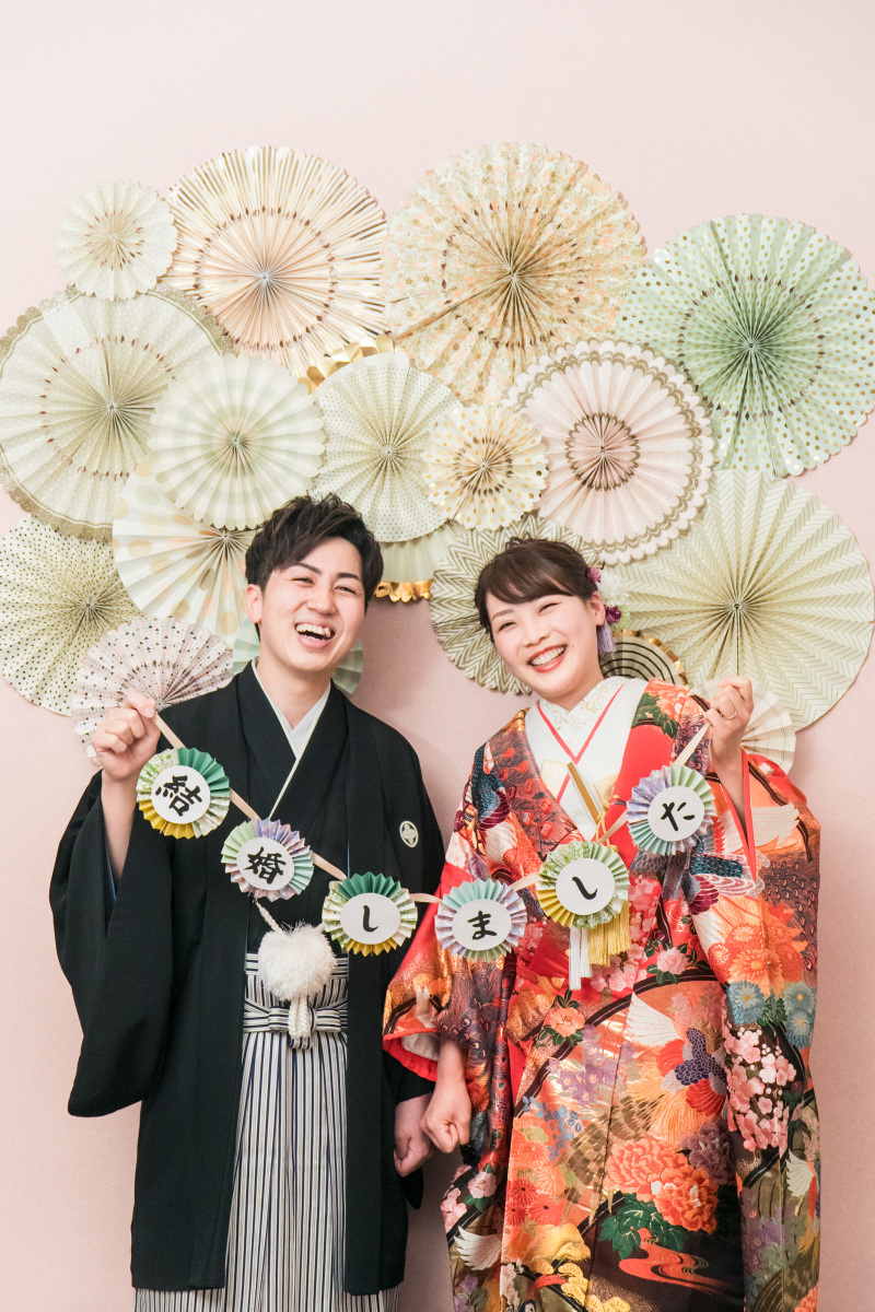 ペーパーファン をバックに