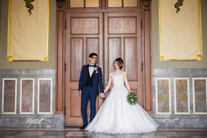 大きな扉の前で