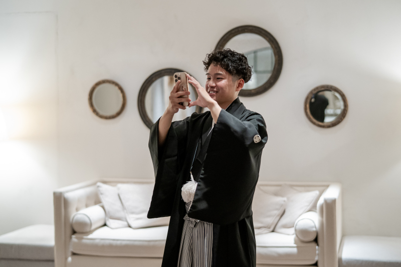 新婦様の美しさに新郎様も思わず、パシャリ！