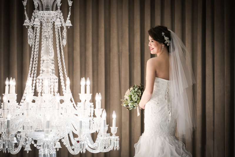 インパクト大!チャペルにはバカラのシャンデリア