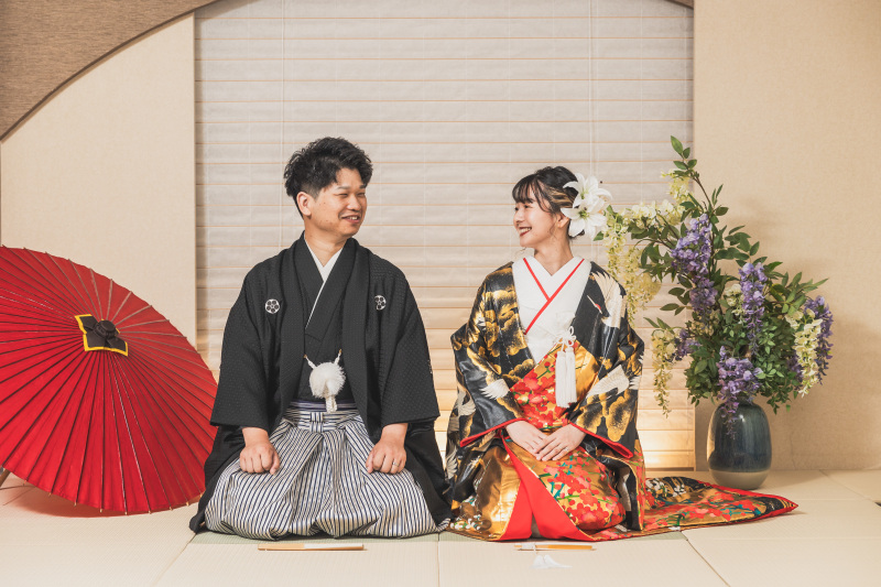 おふたり微笑み合って