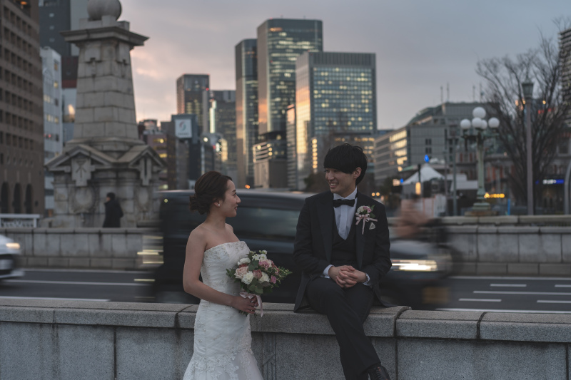 都会の町並みをバックに